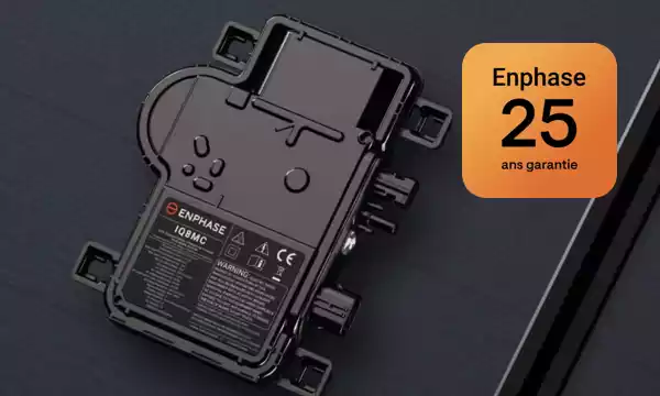Micro-onduleur Enphase IQ Serie connecté au dos d'un panneau solaire, illustrant la technologie de pointe qui convertit le courant et garantit la sécurité et le rendement optimal de votre clôture photovoltaïque.